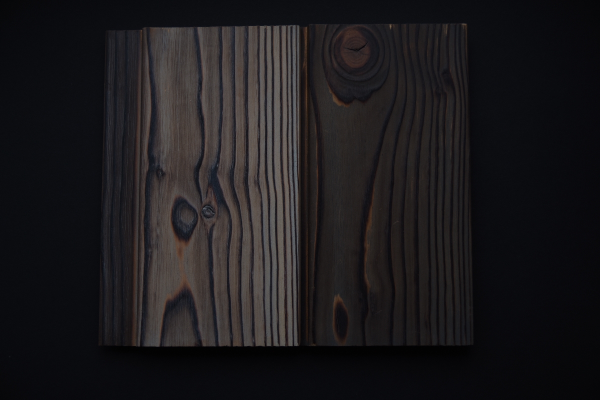 Dedzināta krāsota priede