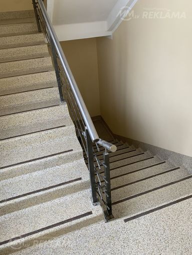 Dekoratīvais čipsu klājums ar pretslīdi