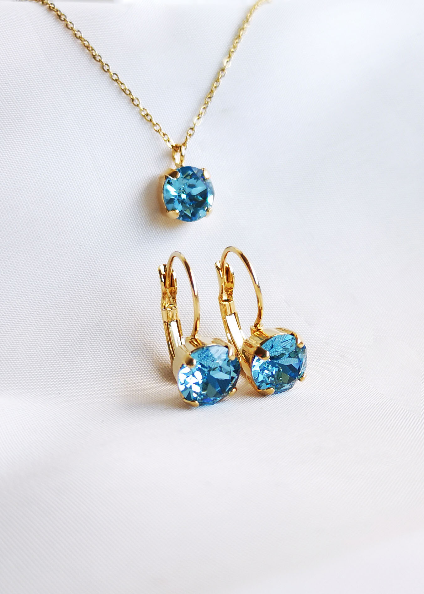 Apzeltīts rotu komplekts.