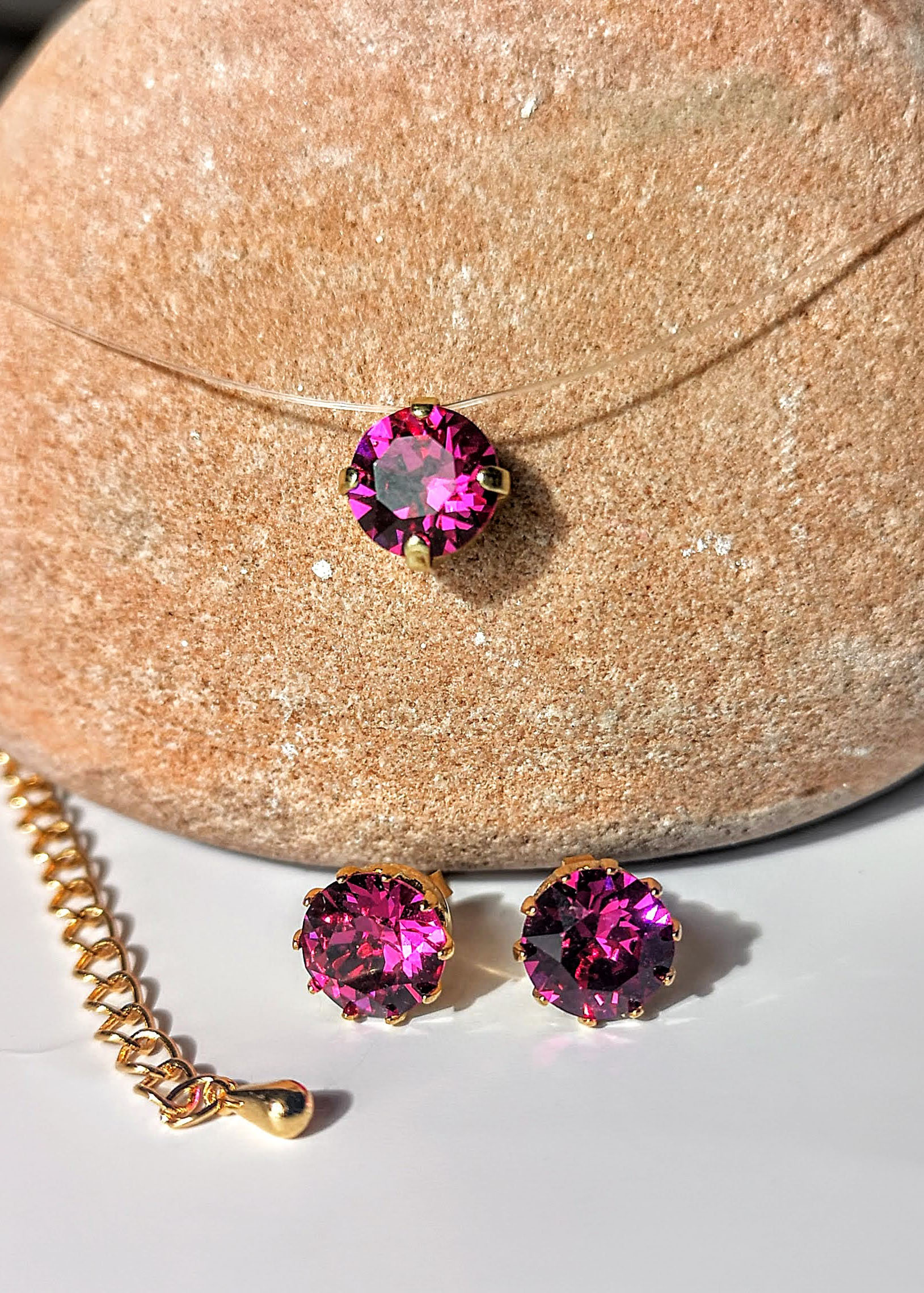 Auskaru neredzamas kaklarotas komplekts.