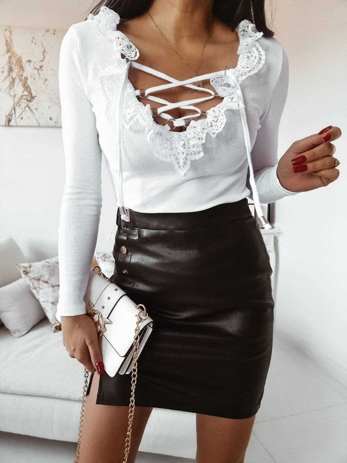 Balts tops ar mežģīnēm.