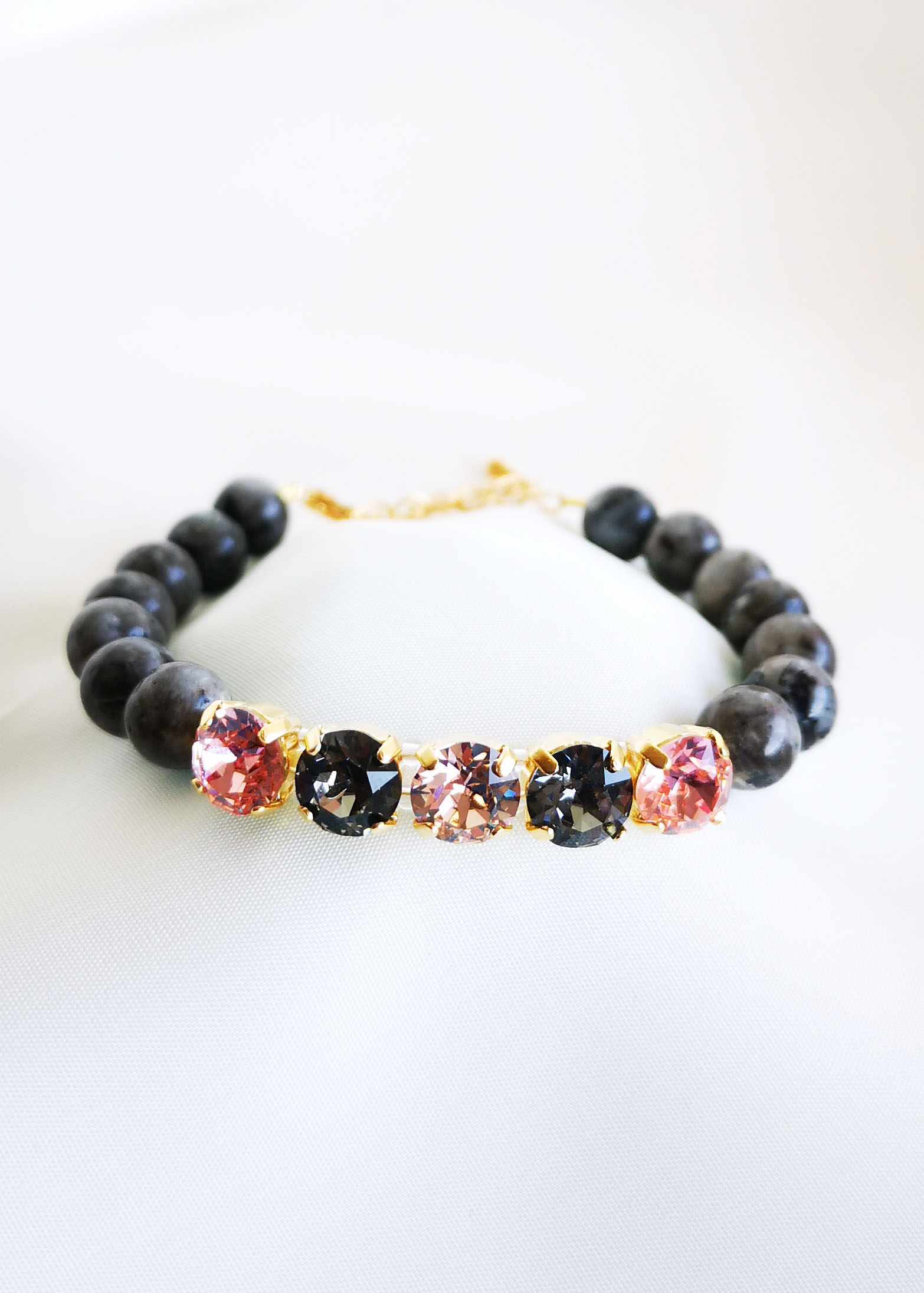 Labradotita rokassprādze.