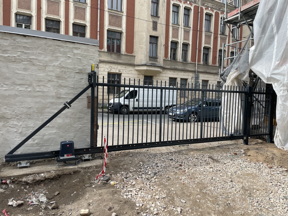 Bidamie varti ar metala trubinu pildijumu