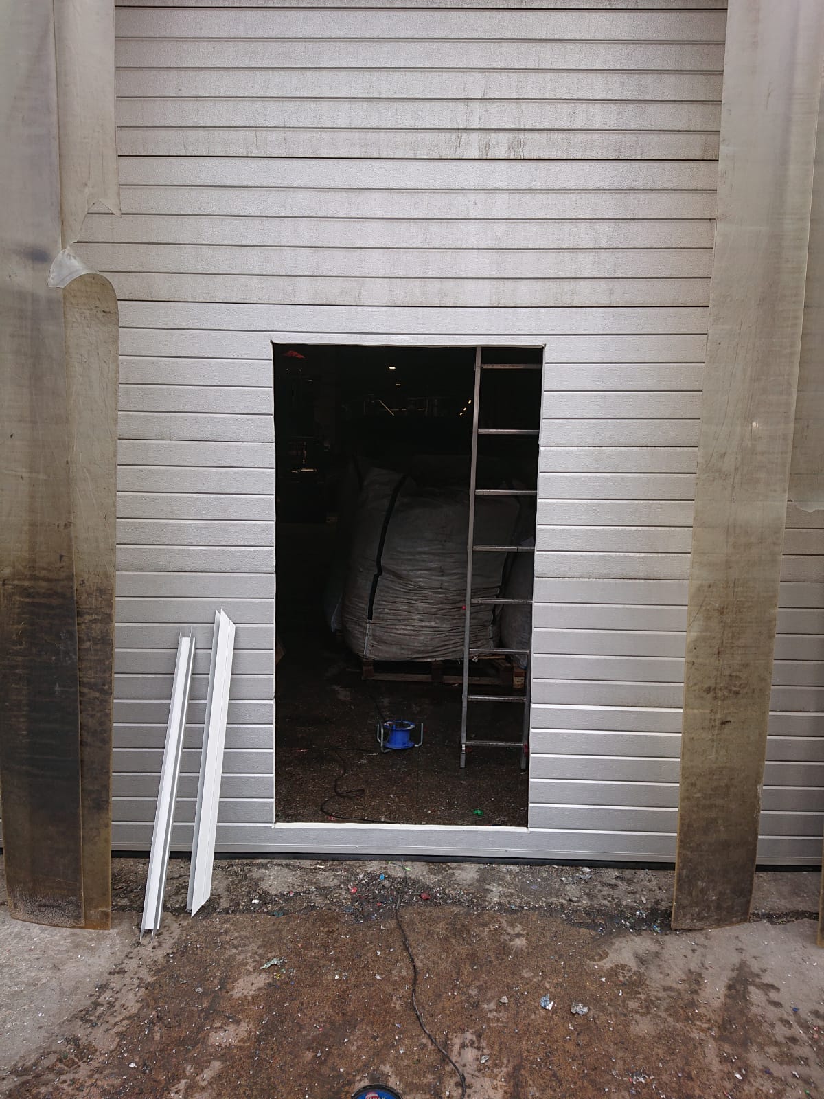 Durvju iegriešana pacelamajos vartos