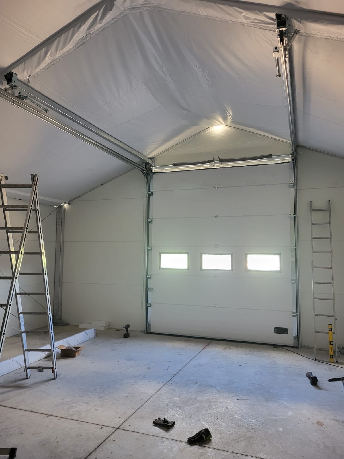 Paceļamie vārti angāriem