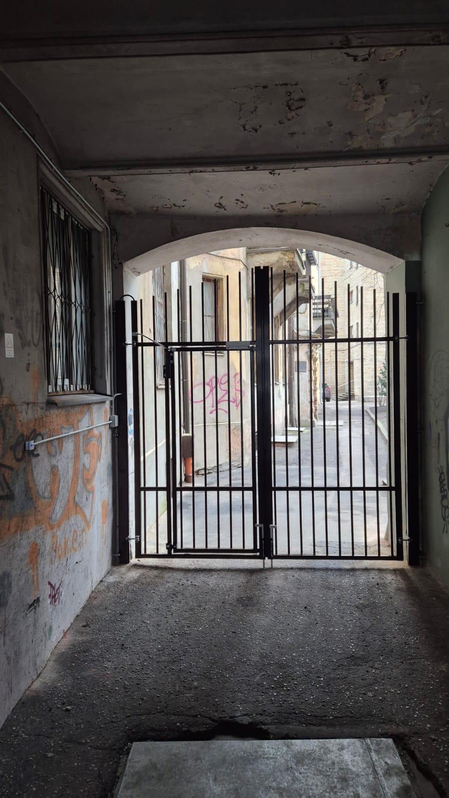 Veramie varti ar metala trubinu pildijumu