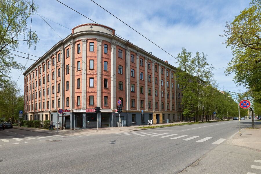 Pirmskara daudzdzīvokļu koka māja