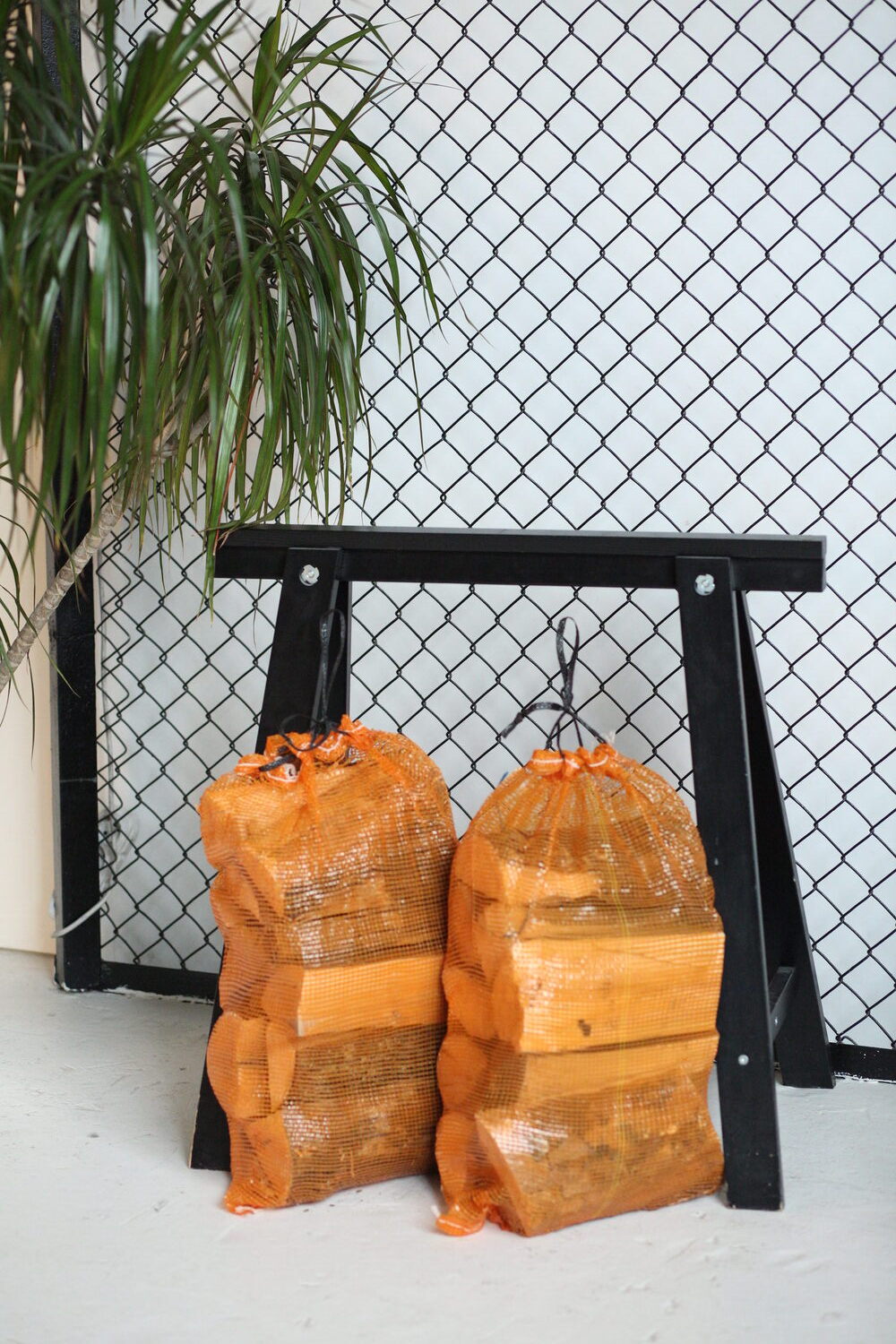 Skaldīta alkšņa malka maisos (vai bērtā veidā), sapakoti 40L maisos vai bērtā veidā ar piegādi. Mitrums 15-20%