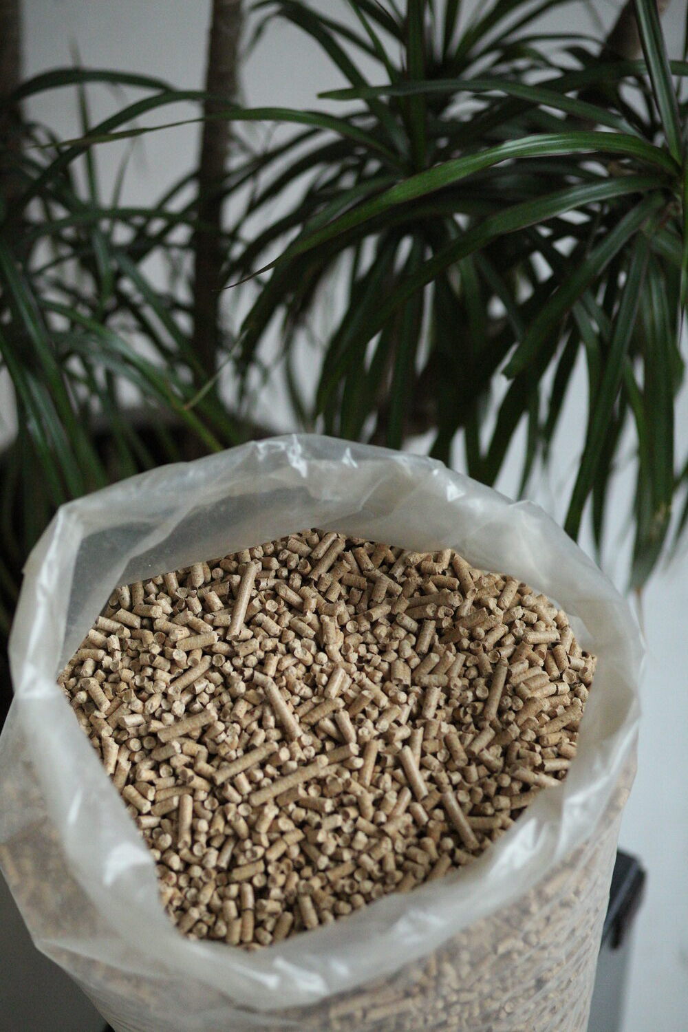 Premium kokskaidu granulas, 6mm, En Plus, Din+, Fsc sertifikāti. Fasētas 15 kg maisos, paletē 65 maisi. Mitrums 4-6 %, pelni 0, 4%. Nesatur līmi vai citas ķīmiskas palīgvielas.