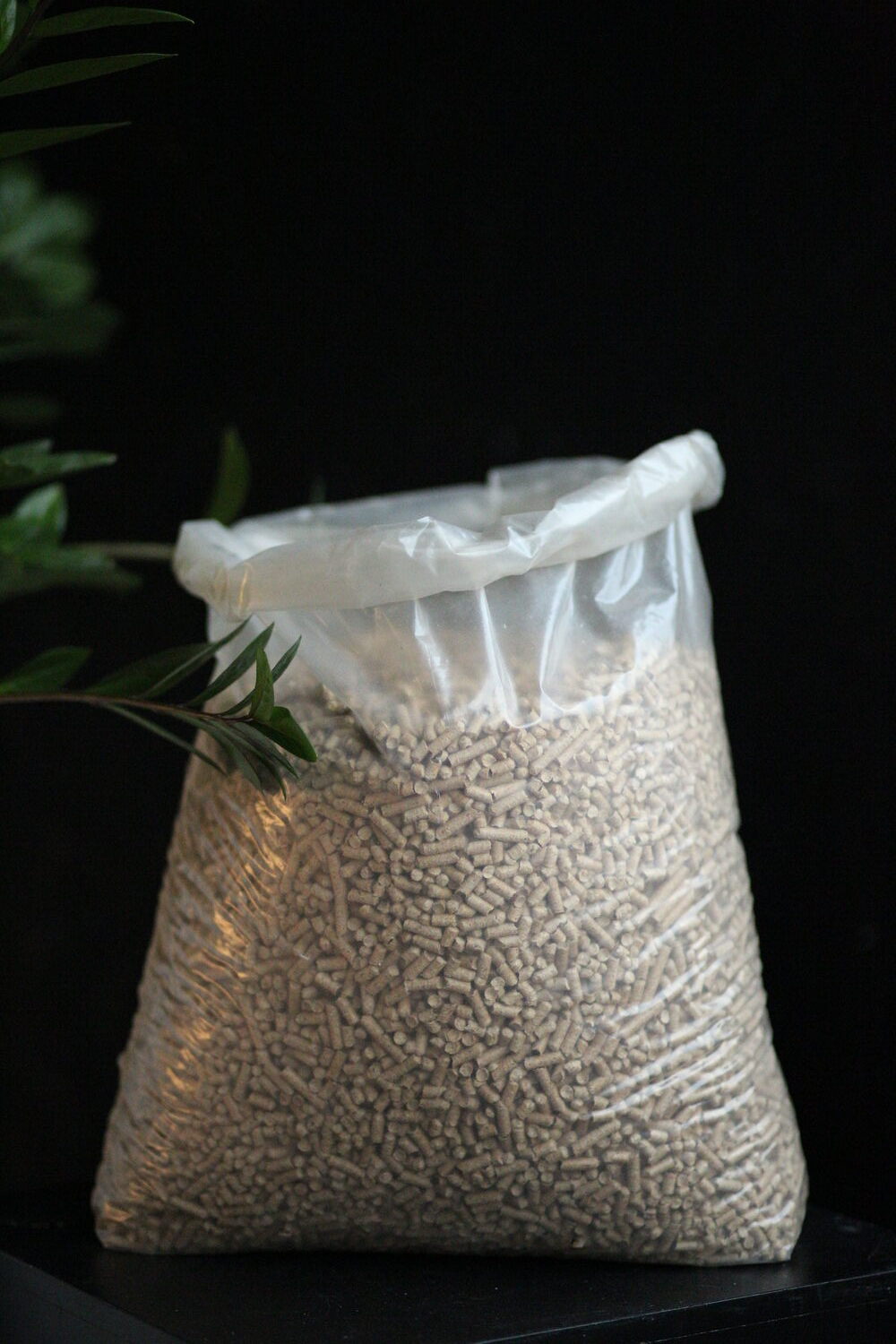 Premium kokskaidu granulas, 6mm, En Plus, Din+, Fsc sertifikāti. Fasētas 15 kg maisos, paletē 65 maisi. Mitrums 4-6 %, pelni 0, 4%. Nesatur līmi vai citas ķīmiskas palīgvielas.