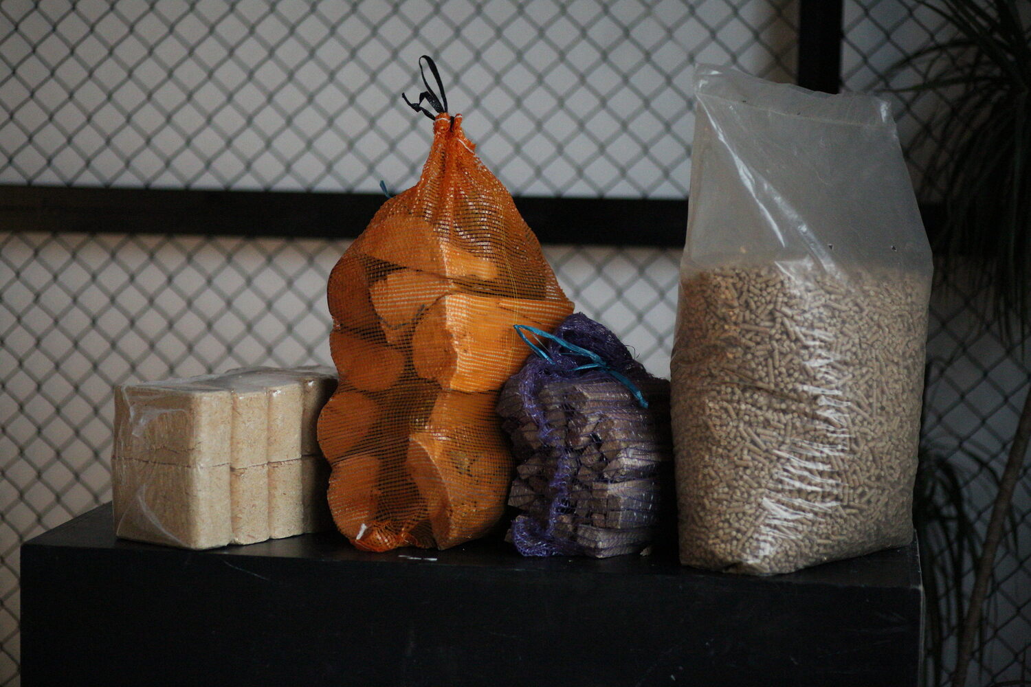 Skaldīta alkšņa malka maisos (vai bērtā veidā), sapakoti 40L maisos vai bērtā veidā ar piegādi. Mitrums 15-20%