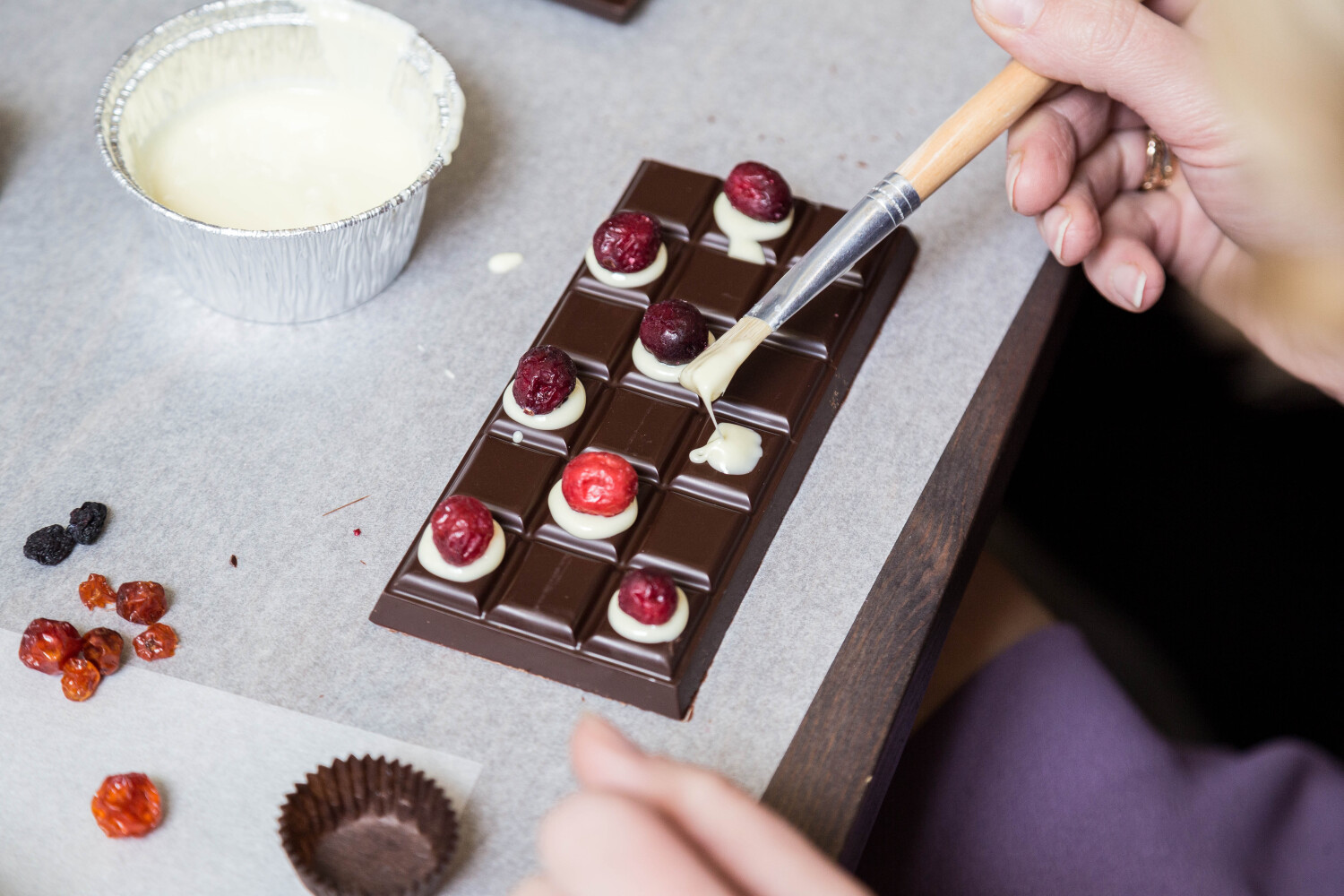 Šokolādes konfekšu dekorēšana