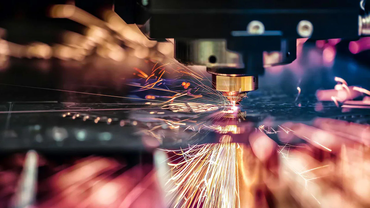 Precīza un efektīva metālapstrāde ar mūsdienīgām tehnoloģijām.