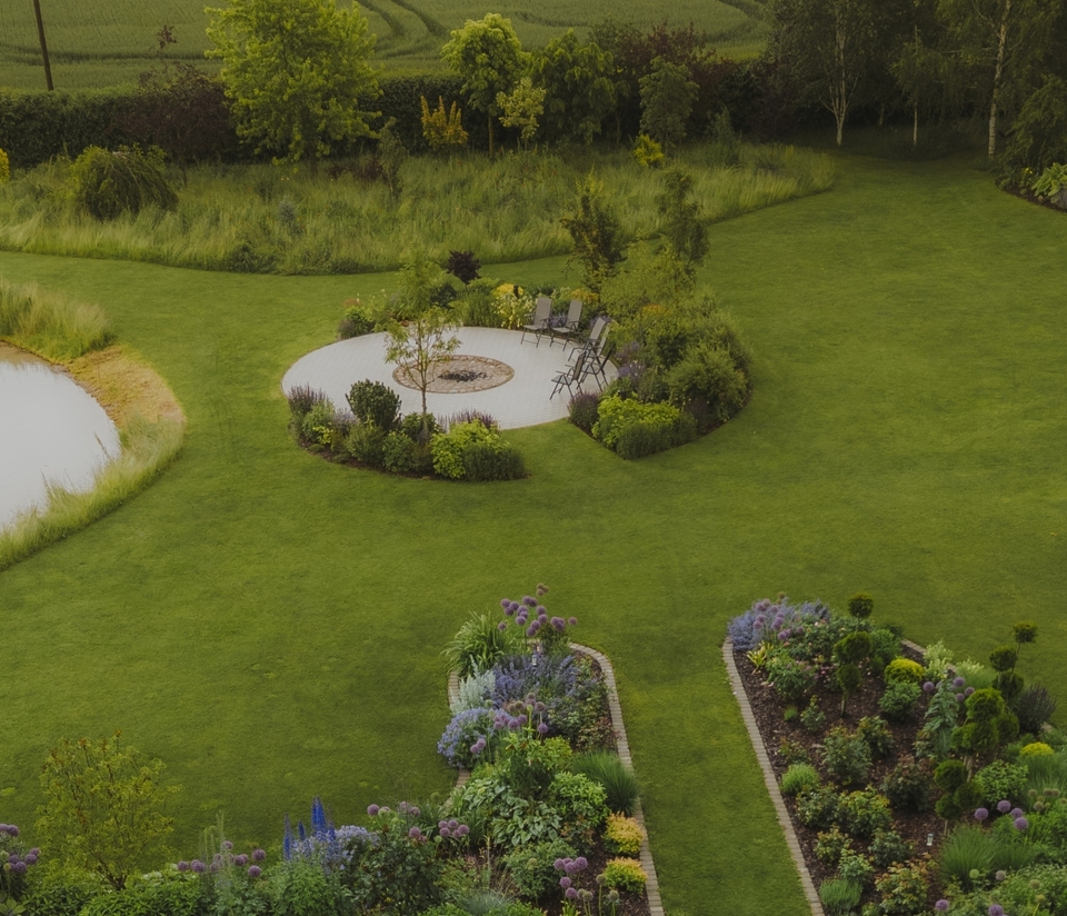 Uzņēmums piedāvā dārza labiekārtošanas pakalpojumus, padarot jūsu apkārtni skaistāku un funkcionālāku.