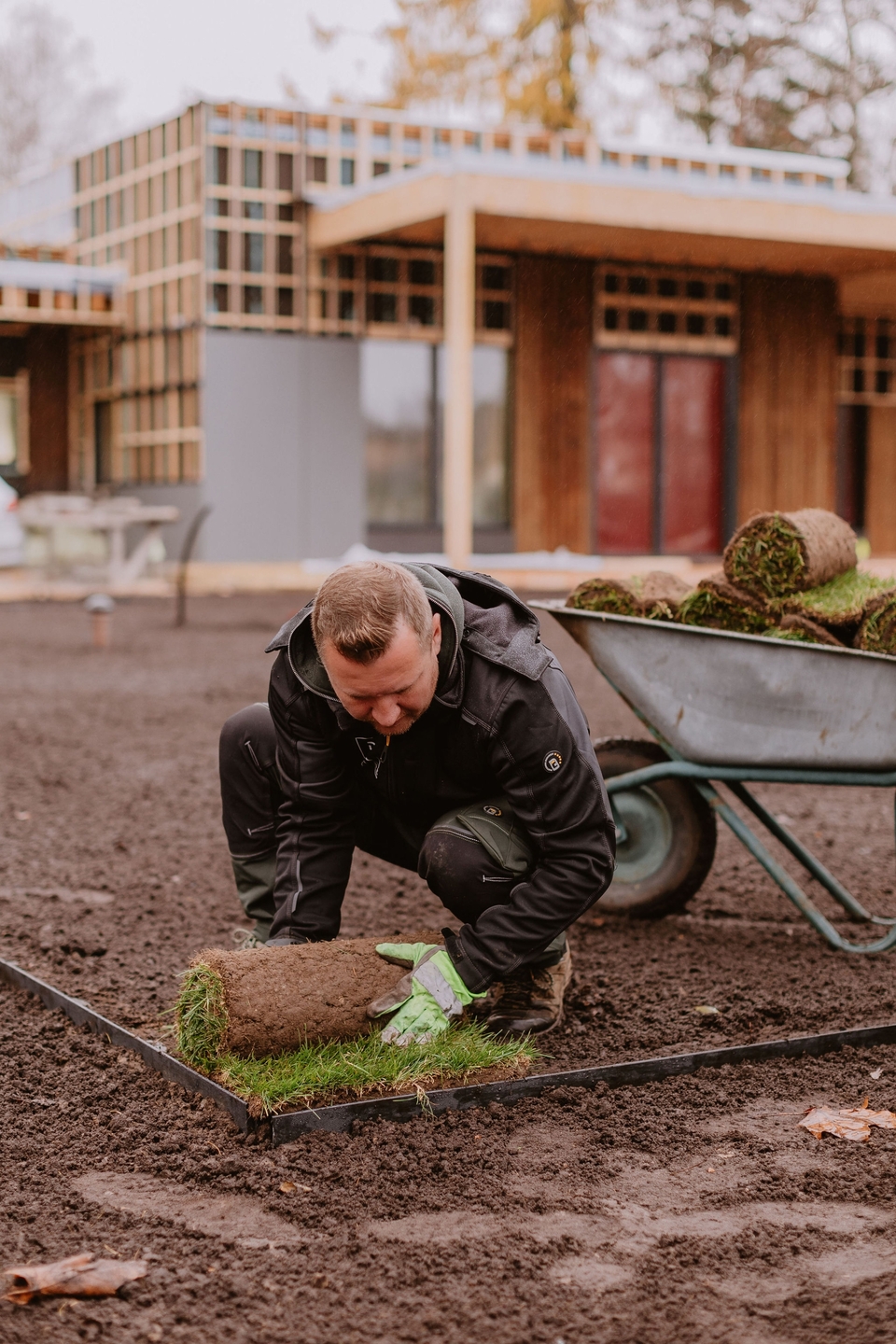 ERBE piedāvā profesionālu zālāju ieklāšanu un dārza apzaļumošanas pakalpojumus