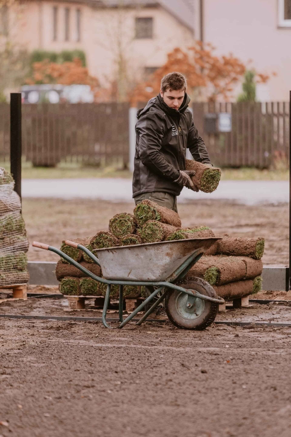 Uzņēmums piedāvā kvalitatīvas zālāja segas piegādi un profesionālu uzstādīšanu