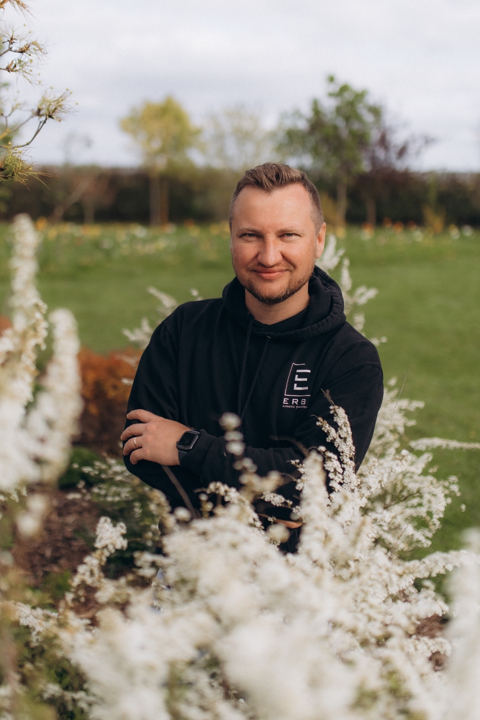 Uzņēmums veic augu stādīšanu un aprūpi, lai jūsu dārzs būtu veselīgs un dzīvotspējīgs.