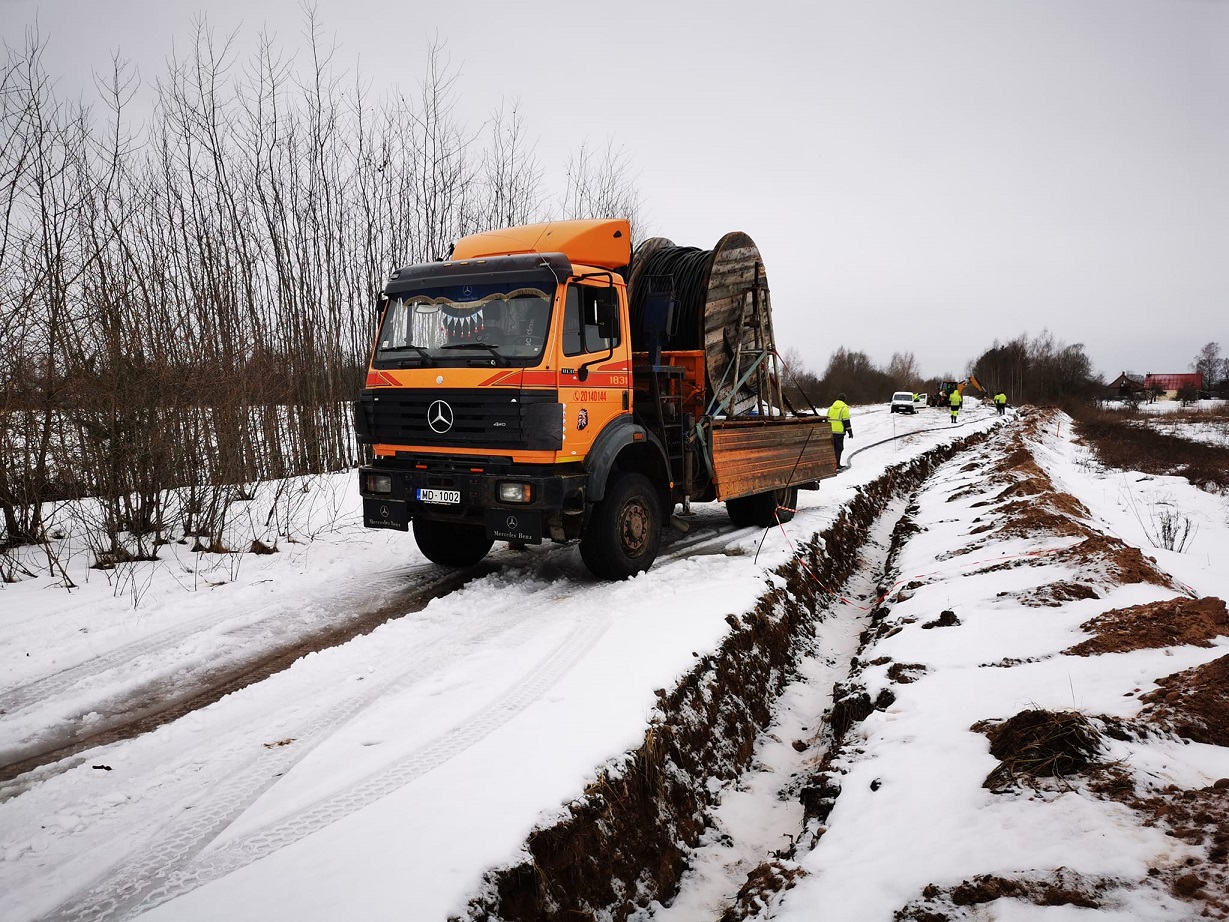Kravas pašizgāzēja ar/bez manipulātora noma ar operatoru