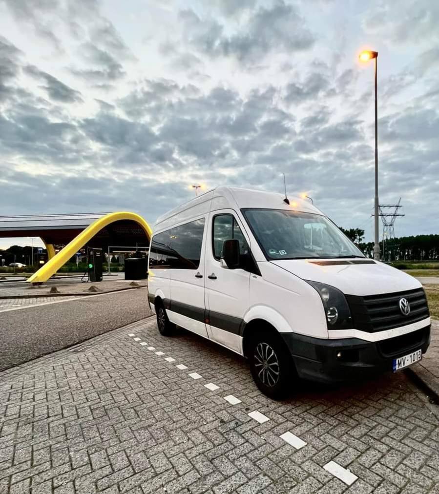 Autobuss pie degvielas uzpildes stacijas