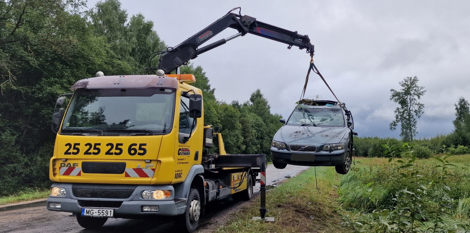 Evakuācija pēc autoavārijas.