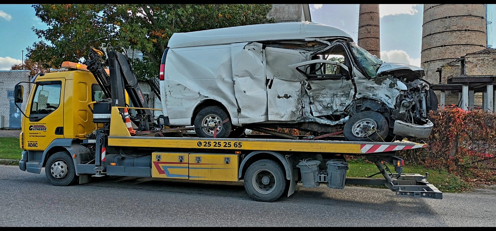 Evakuators transportē bojātu transportlīdzekli.