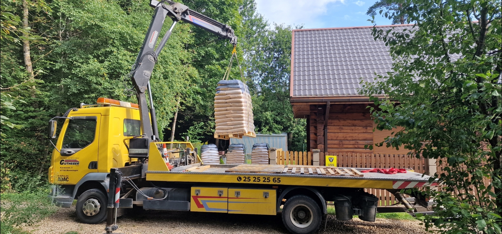 smagu kravu, piemēram, smiltis un celtniecības materiālus, transportēšanu ar krānu.