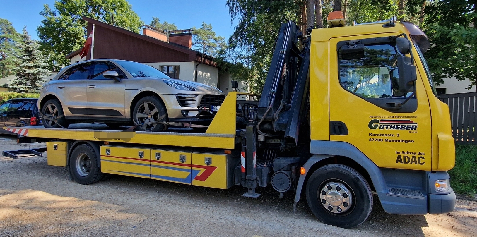 Automobiļa evakuācija ar evakuatora palīdzību.