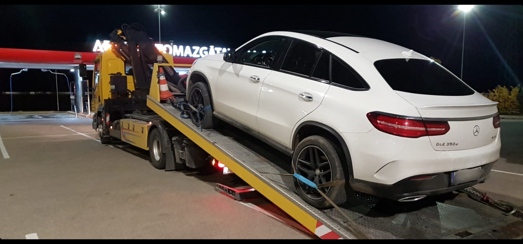 Mercedes-Benz automobiļa evakuācija no stāvvietas.