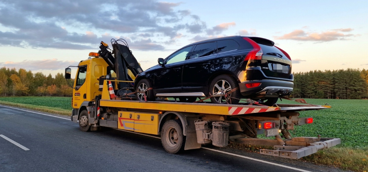 Evakuators pārvadā auto no ceļa uz tuvāko remonta darbnīcu.