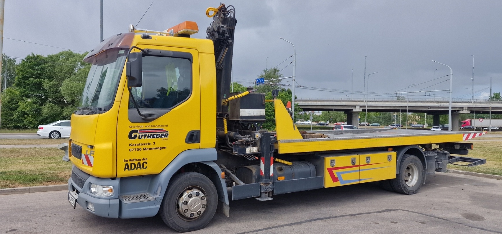 pārvadāt smagās tehnikas un traktorus, nodrošinot to drošu transportēšanu uz citu vietu.