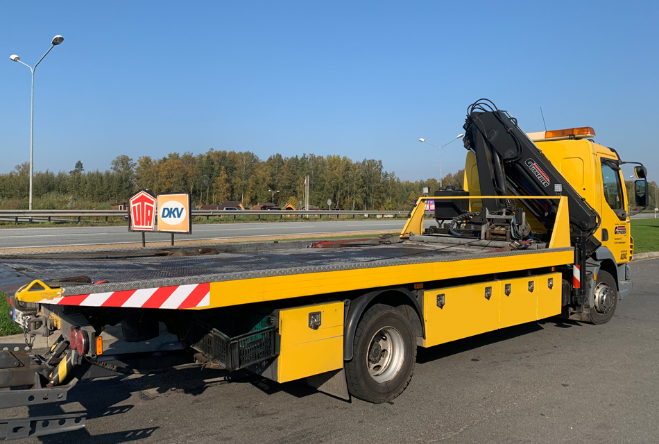 pilnībā aprīkots ārkārtas evakuācijas un transportēšanas pakalpojumiem