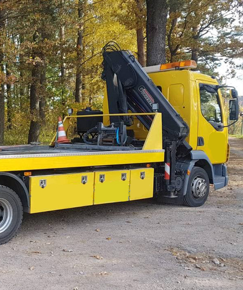 Specializēts evakuators ar krānu aprīkojumu