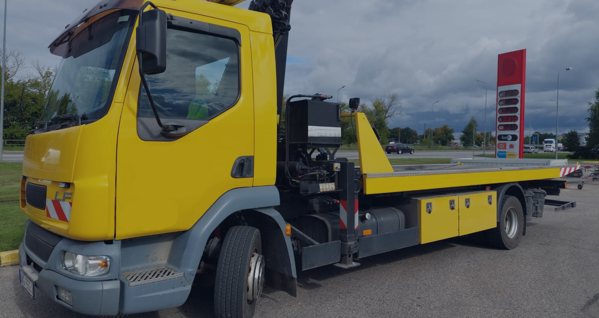 magās klases evakuators, gatavs palīdzēt transportēšanas atbalstam uz autostrādēm vai attālākām vietām