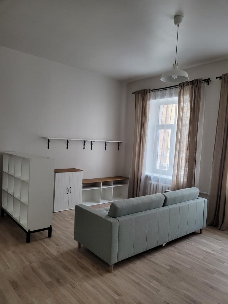 Plauktu un skapju montāža