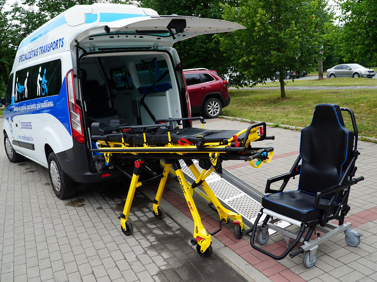 Profesionāls aprīkojums pacienta pārvietošanai — modernās nestuves un specializētais sēdeklis garantē drošu, stabilu un saudzīgu pacienta pārvadāšanu.