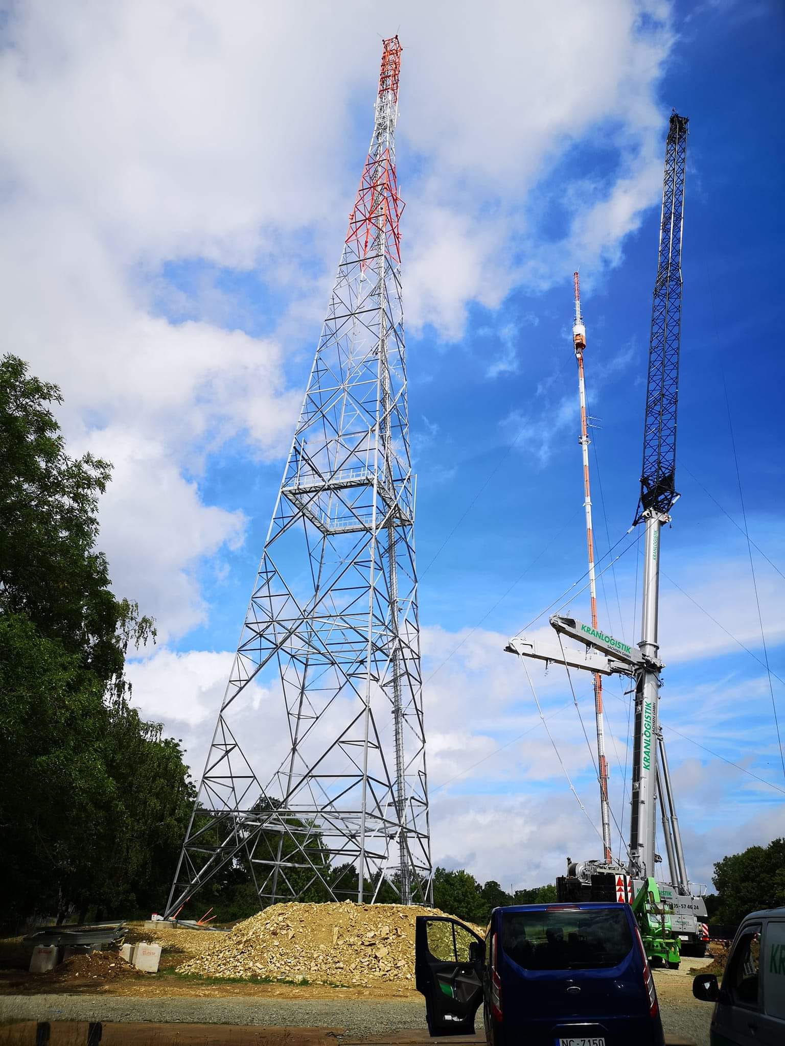 105 metrus augsta sakaru torņa būvniecība