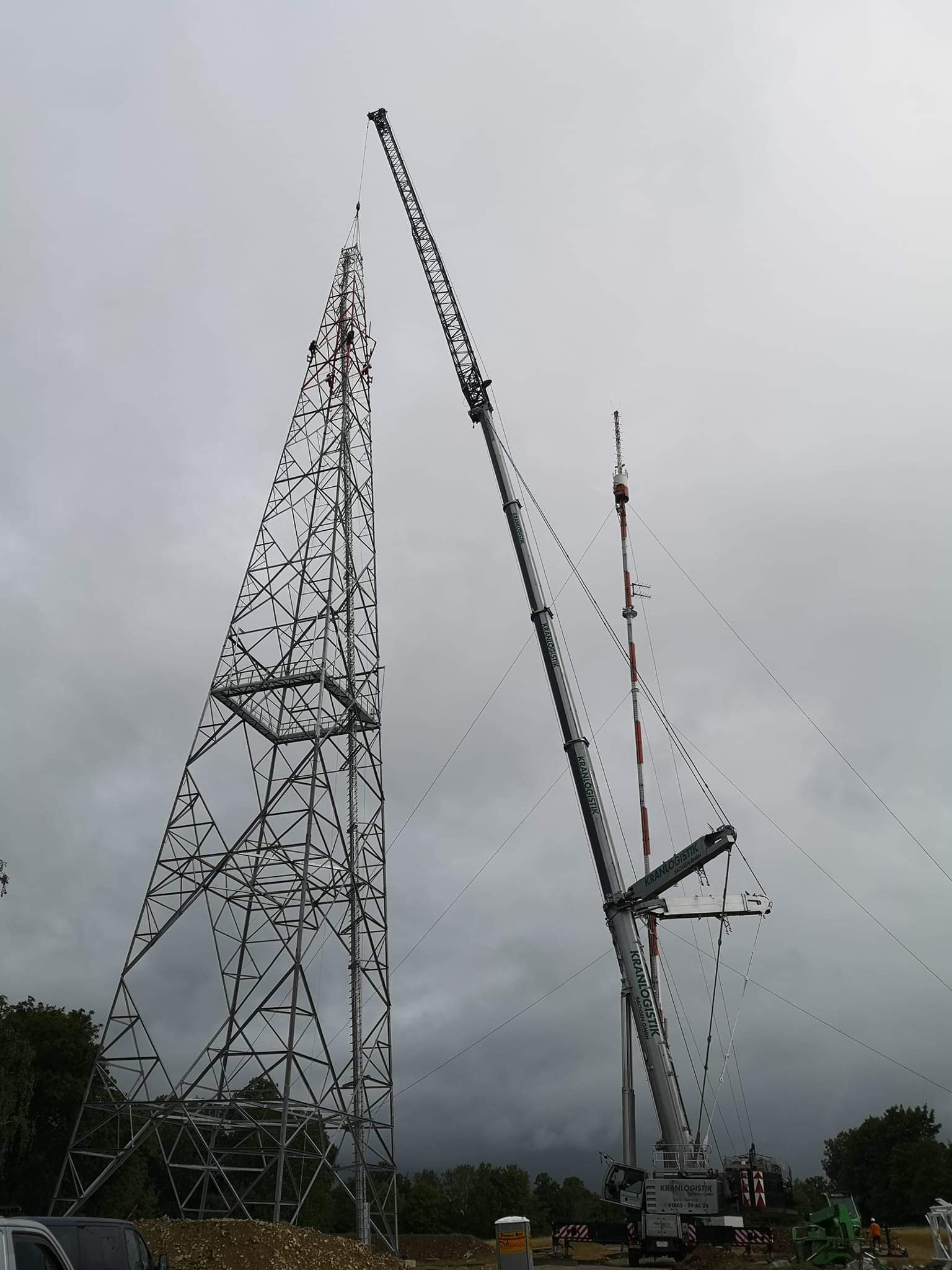 105 metrus augsta sakaru torņa būvniecība