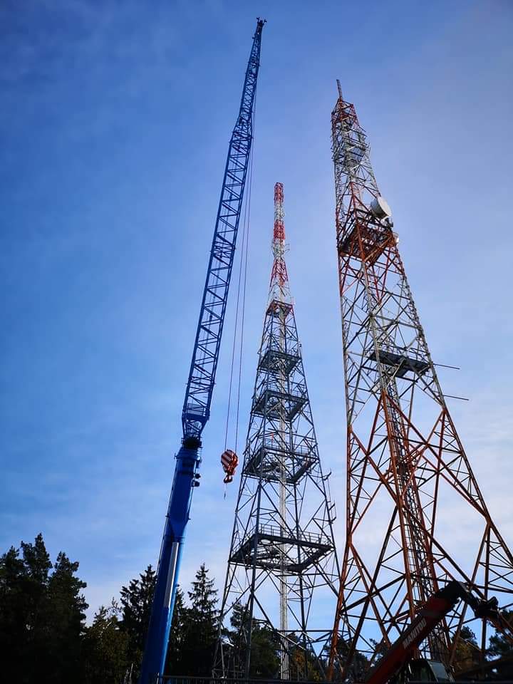 100 metrus augsta sakaru torņa būvniecība