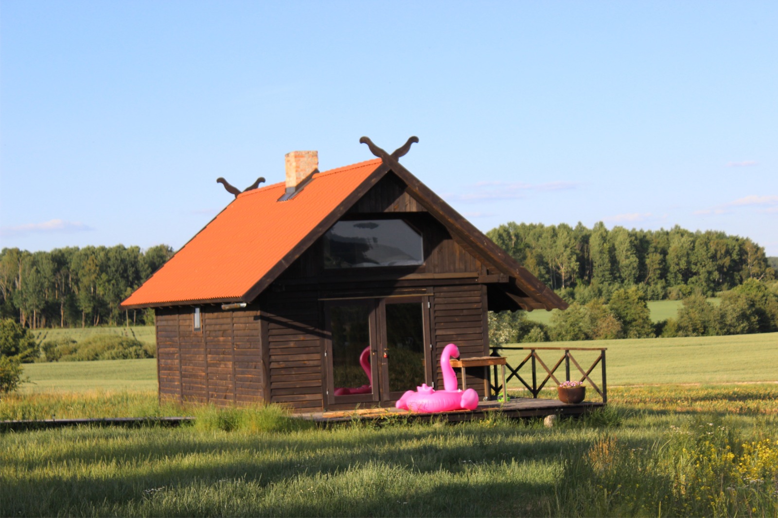 Nakšņošana namiņā pie ezera
