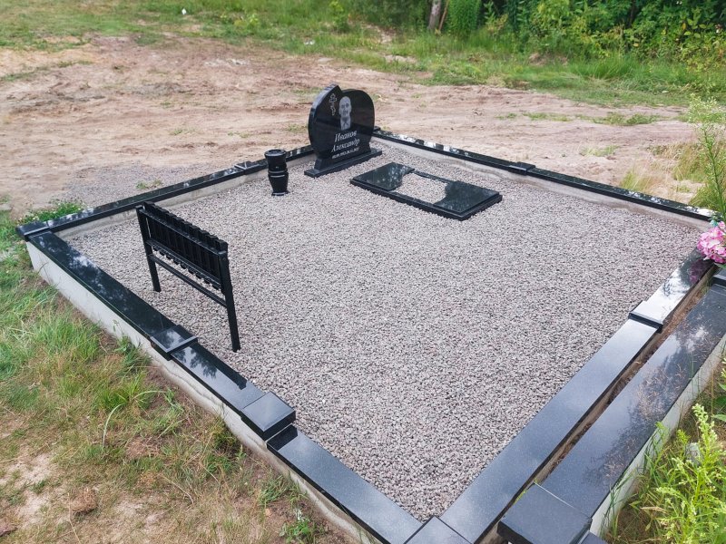 Kapvieta ar melnu granīta pieminekli