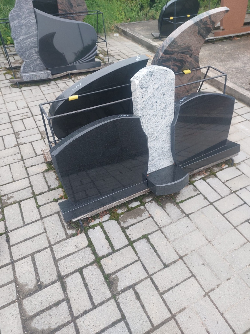 Individuāli kapakmeņi ar gravējumu