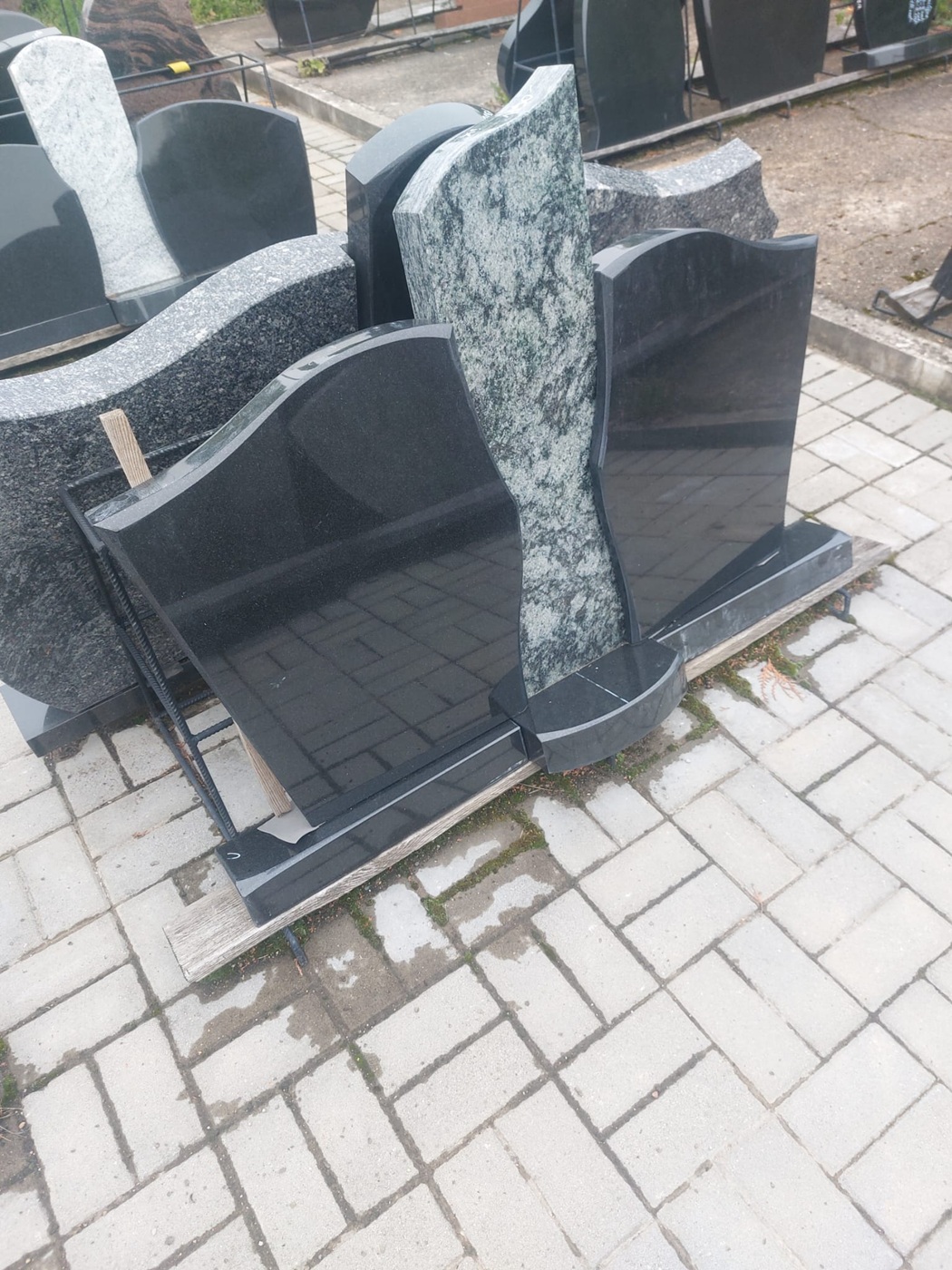 Kapu pieminekļu uzstādīšana