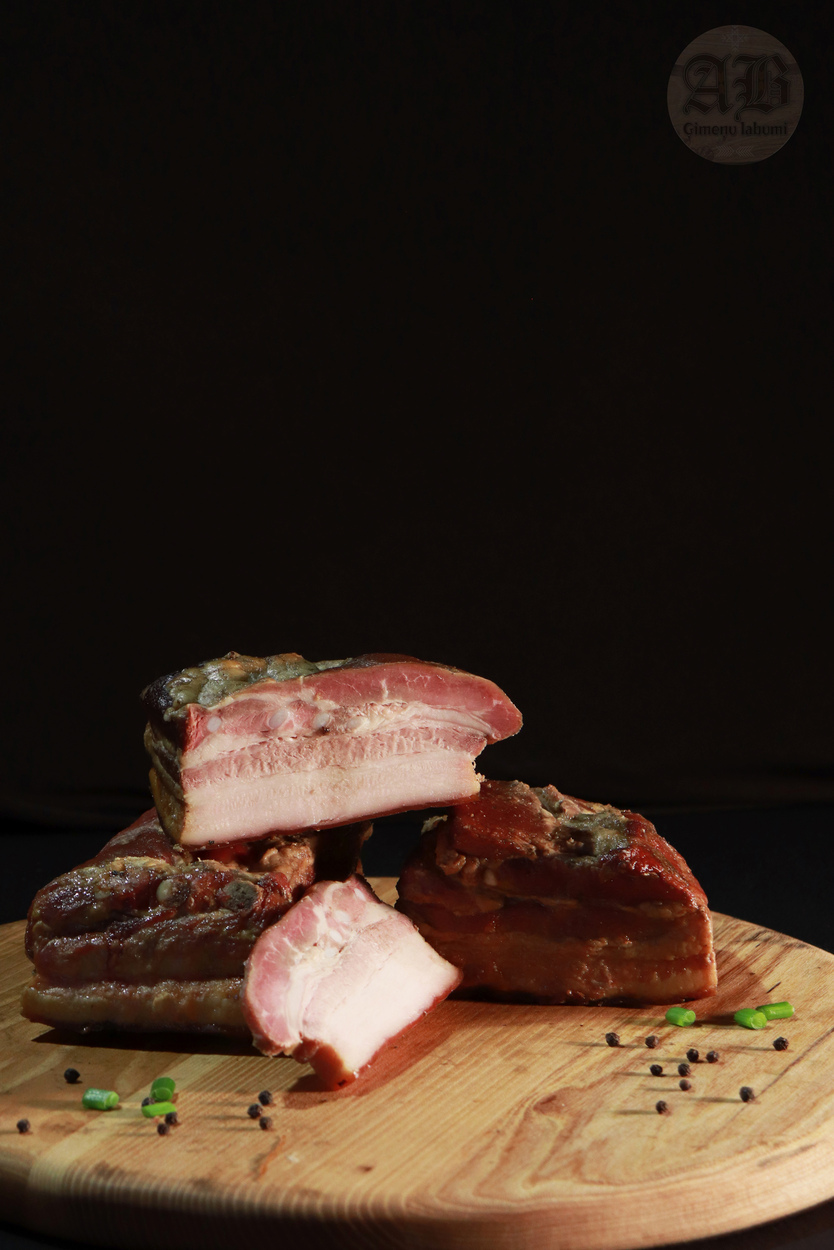 Ar alkšņa malku kūpināti Mājas kūpinājumi