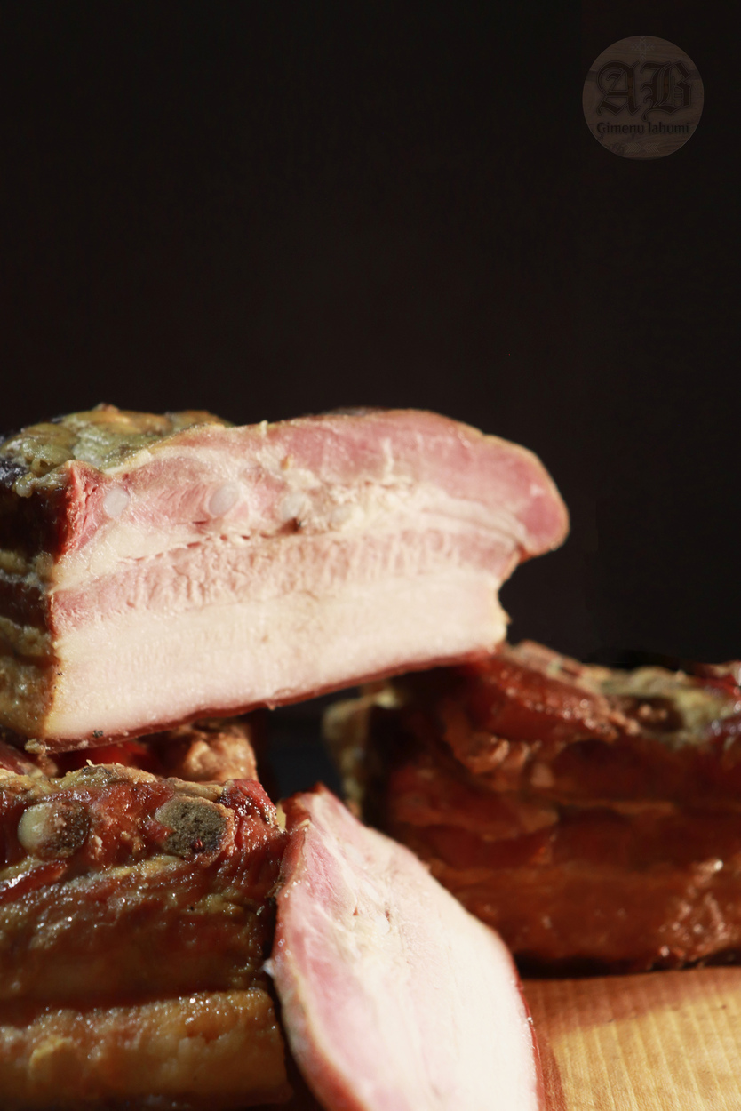 Ar alkšņa malku kūpināti Mājas kūpinājumi