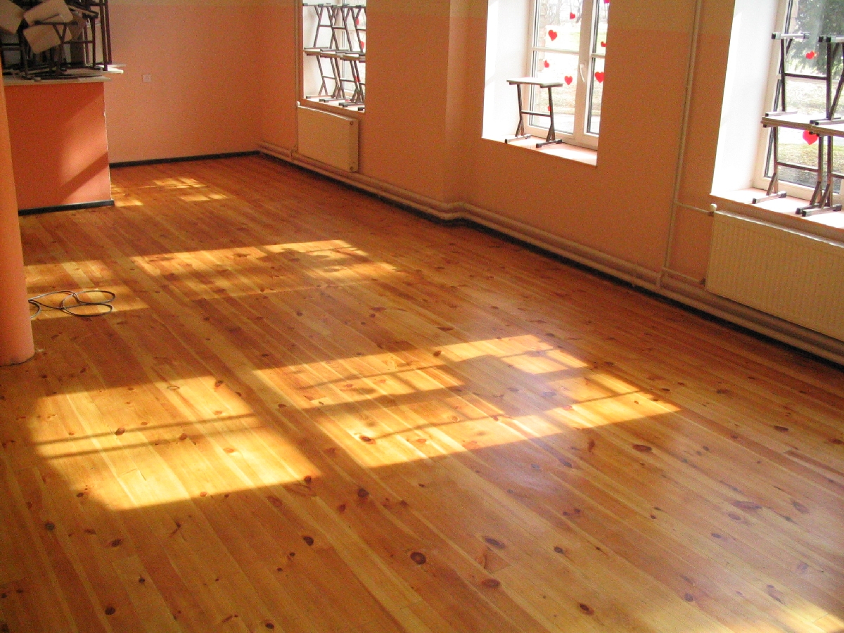 koka grīdu lakošana