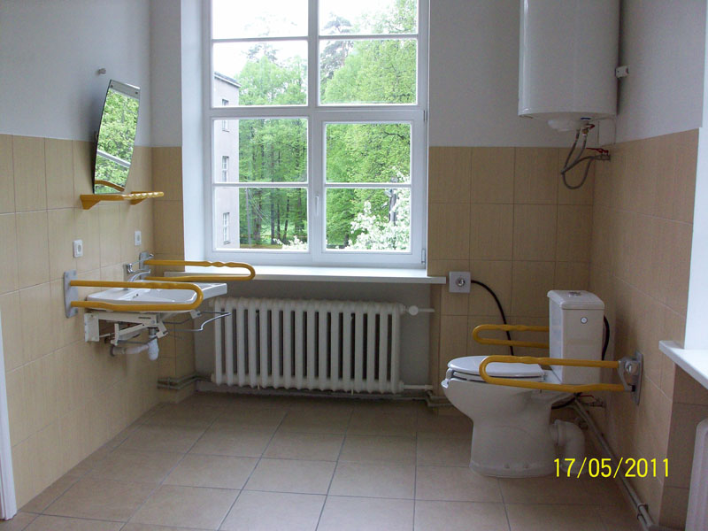 Labiekārtotas istabas cilvēkiem ar kustību traucējumiem rehabilitācijas centrā