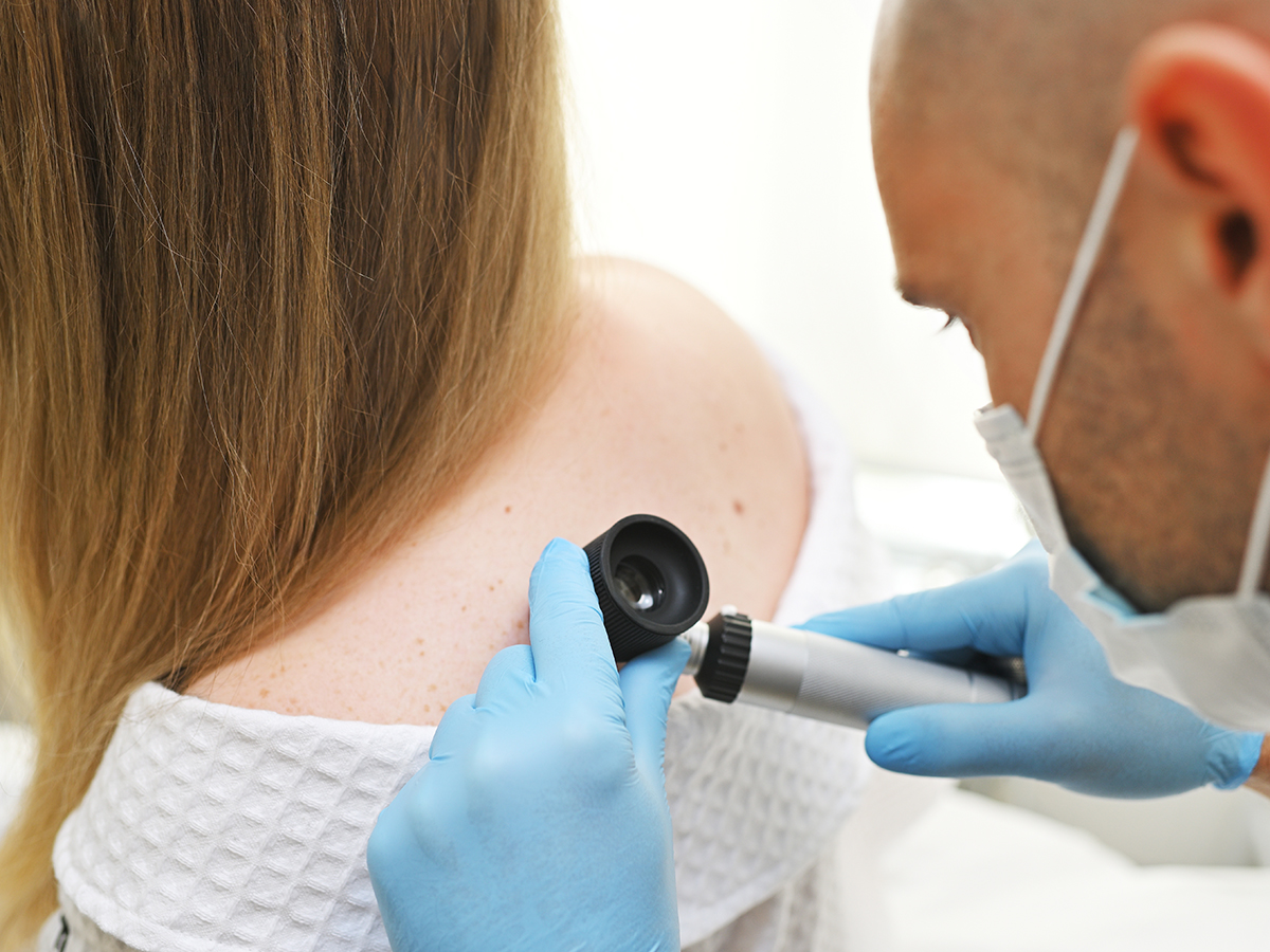 Muguras ādas izmeklēšana, izmantojot dermatoskopiju, lai savlaicīgi konstatētu iespējamās ādas slimības vai veidojumus.