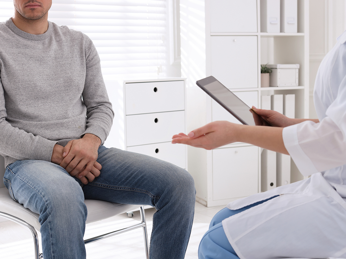 Pacienta konsultācija dermatovenerologa kabinetā, kuras laikā tiek pārrunāta diagnoze, ārstēšanas plāns un turpmākā aprūpe.