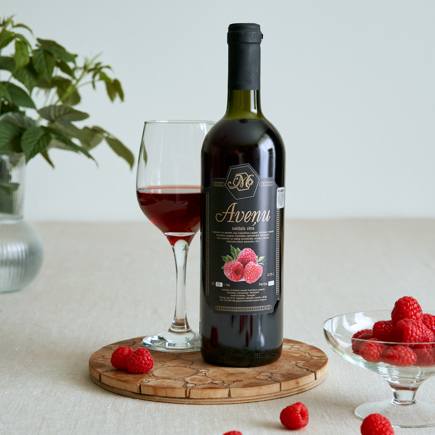 Saldais aveņu vīns