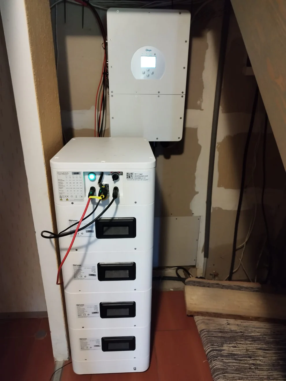 Mājas elektroenerģijas akumulatoru sistēma ar invertoru